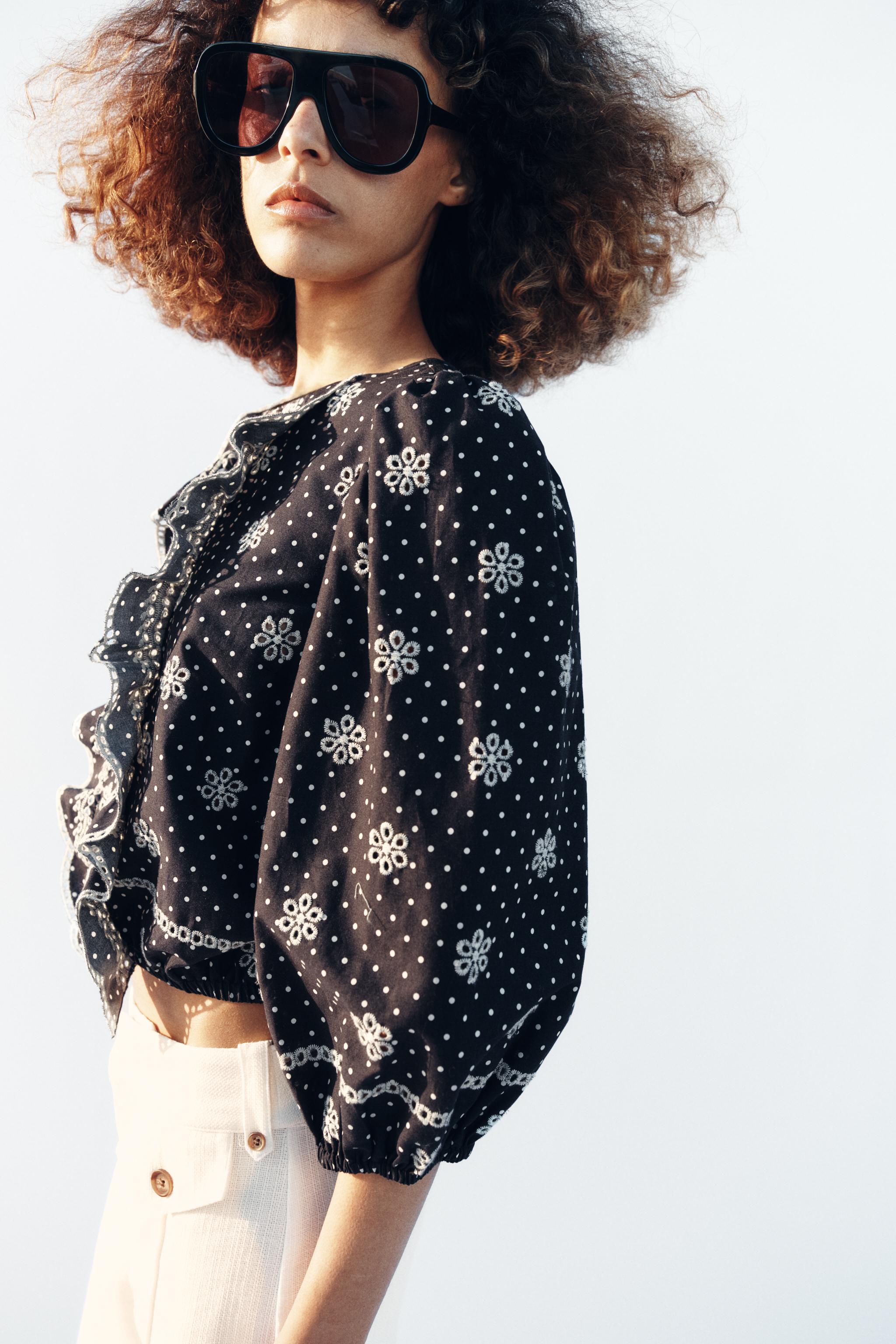BLOUSE À POIS ET BRODERIES AJOURÉES